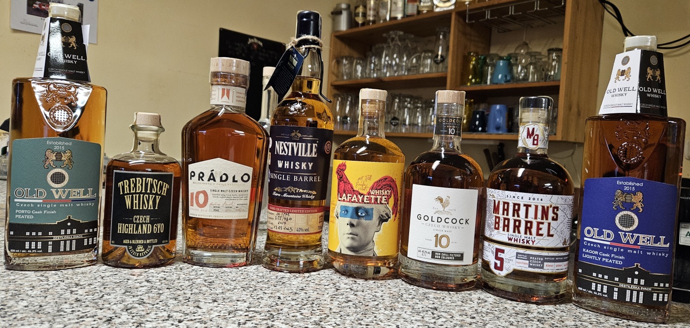 Degustace DDS # 6 - czech&slovak vision of whisky
Zbo�en� Kostelec - 25.11.2023
DDS SSaM (Divize degusta�n�ch specialist� Spolku Sb�ratel� alkoholick�ch Miniatur)
Old Well Bourbon & Porto cask finish Single malt Unpeated - Trebitsch Highland 6YO Blended - Pr�dlo single malt 10yo - Nestville Single barrel Limited edition - Lafaette Single malt - GoldCock Single malt 10yo - Martin`s Barrel Single malt Peated 5yo - Old Well Bourbon & Kagor cask finish Single malt Lightly peated