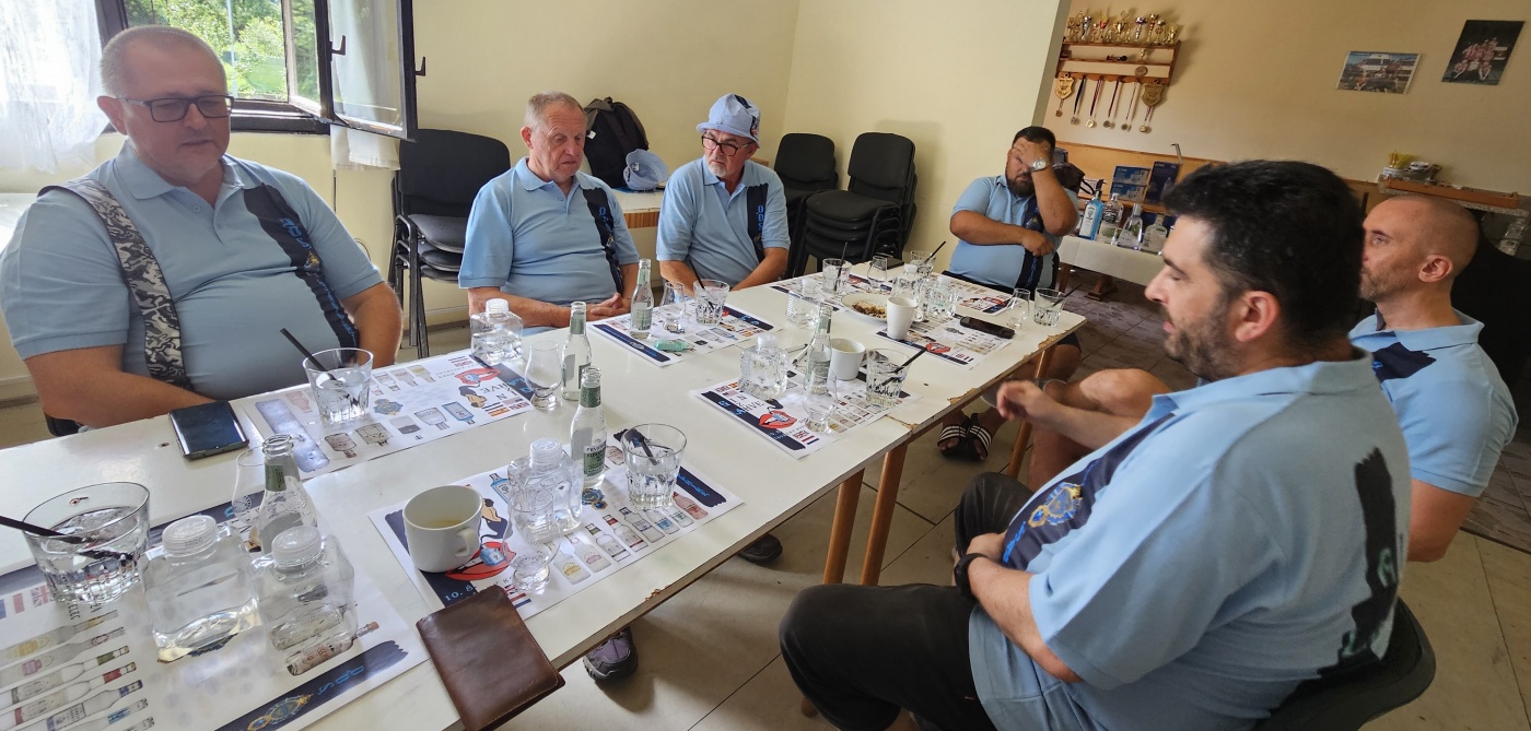 Degustace DDS # 7 - Gin z l�hve
Zbo�en� Kostelec - 10.8.2024
DDS SSaM (Divize degusta�n�ch specialist� Spolku Sb�ratel� alkoholick�ch Miniatur)
Bombay Saphire London Dry Gin - Aviation American Gin batch distilled - Gin Mare - Ron Jeremy aka The Hedgehog Gin - The Japanese craft gin Roku Gin - Jan II Gin