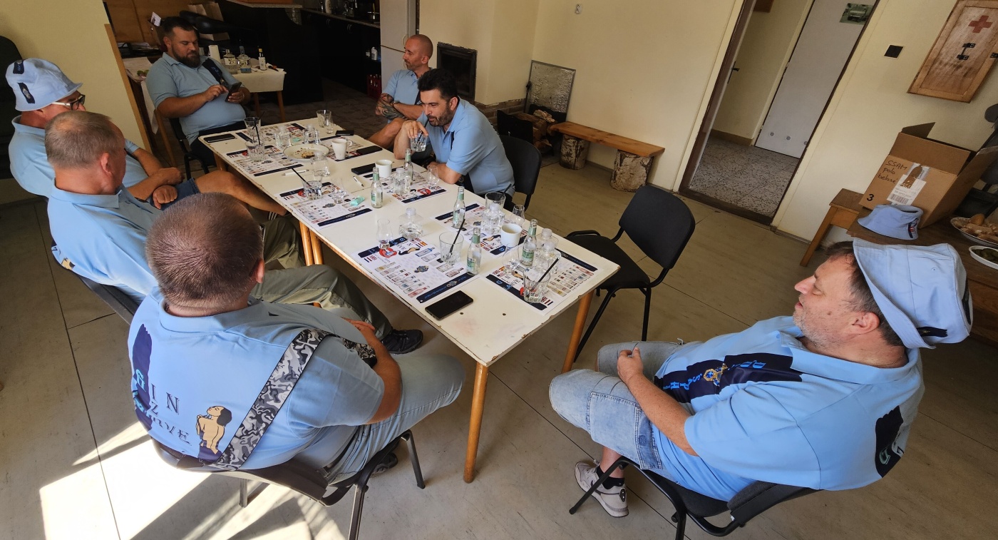 Degustace DDS # 7 - Gin z l�hve
Zbo�en� Kostelec - 10.8.2024
DDS SSaM (Divize degusta�n�ch specialist� Spolku Sb�ratel� alkoholick�ch Miniatur)
Bombay Saphire London Dry Gin - Aviation American Gin batch distilled - Gin Mare - Ron Jeremy aka The Hedgehog Gin - The Japanese craft gin Roku Gin - Jan II Gin