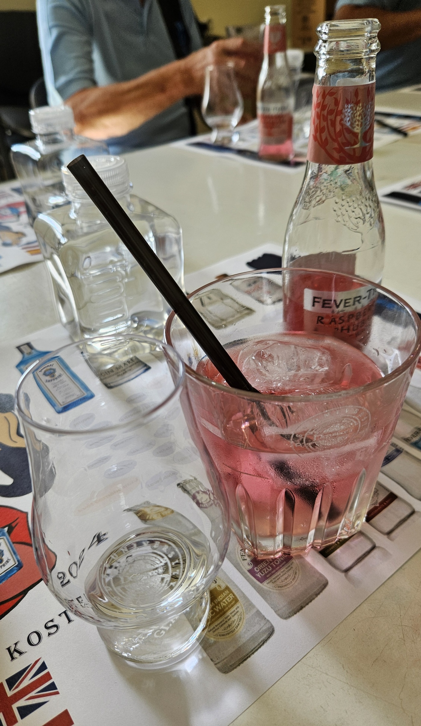 Degustace DDS # 7 - Gin z l�hve
Zbo�en� Kostelec - 10.8.2024
DDS SSaM (Divize degusta�n�ch specialist� Spolku Sb�ratel� alkoholick�ch Miniatur)
Bombay Saphire London Dry Gin - Aviation American Gin batch distilled - Gin Mare - Ron Jeremy aka The Hedgehog Gin - The Japanese craft gin Roku Gin - Jan II Gin