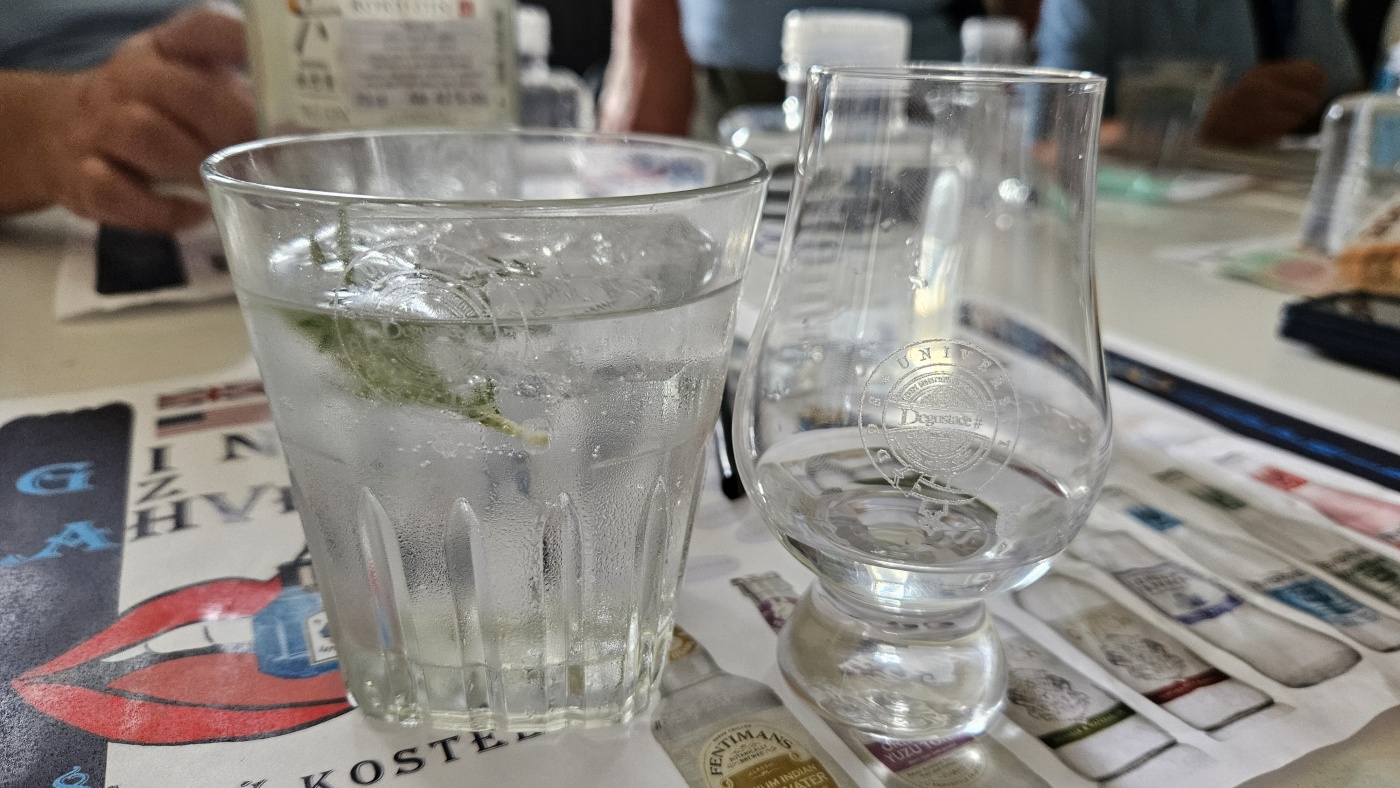 Degustace DDS # 7 - Gin z l�hve
Zbo�en� Kostelec - 10.8.2024
DDS SSaM (Divize degusta�n�ch specialist� Spolku Sb�ratel� alkoholick�ch Miniatur)
Bombay Saphire London Dry Gin - Aviation American Gin batch distilled - Gin Mare - Ron Jeremy aka The Hedgehog Gin - The Japanese craft gin Roku Gin - Jan II Gin