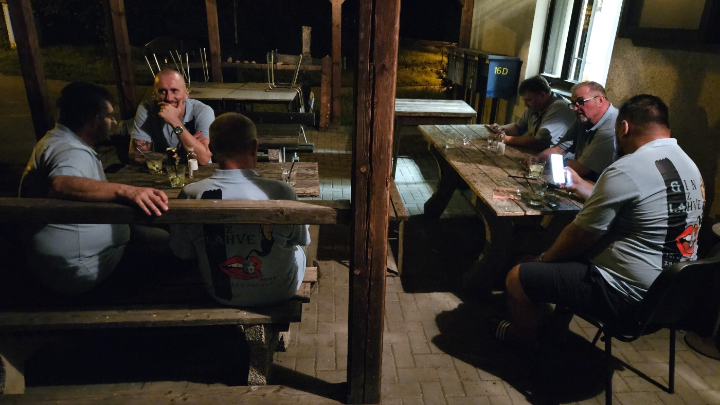 Degustace DDS # 7 - Gin z l�hve
Zbo�en� Kostelec - 10.8.2024
DDS SSaM (Divize degusta�n�ch specialist� Spolku Sb�ratel� alkoholick�ch Miniatur)
Bombay Saphire London Dry Gin - Aviation American Gin batch distilled - Gin Mare - Ron Jeremy aka The Hedgehog Gin - The Japanese craft gin Roku Gin - Jan II Gin