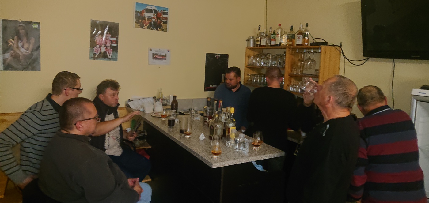 Degustace DDS # 4 - Kuku�ice nen� jenom popcorn
Zbo�en� Kostelec - 26.11.2022
DDS SSaM (Divize degusta�n�ch specialist� Spolku Sb�ratel� alkoholick�ch Miniatur)
Yellow Rose Outlaw Bourbon Whiskey - Willet Pot Still Reserve Bourbon - Crown Royal Black Blended Canadian Whiskey - FEW Straight Rye Whiskey - Wild Turkey 101 Kentucky Straight Bourbon Whiskey - Bib & Tucker 6yo Small Batch Whiskey Bourbon - Pikesville Straight Rye Whiskey