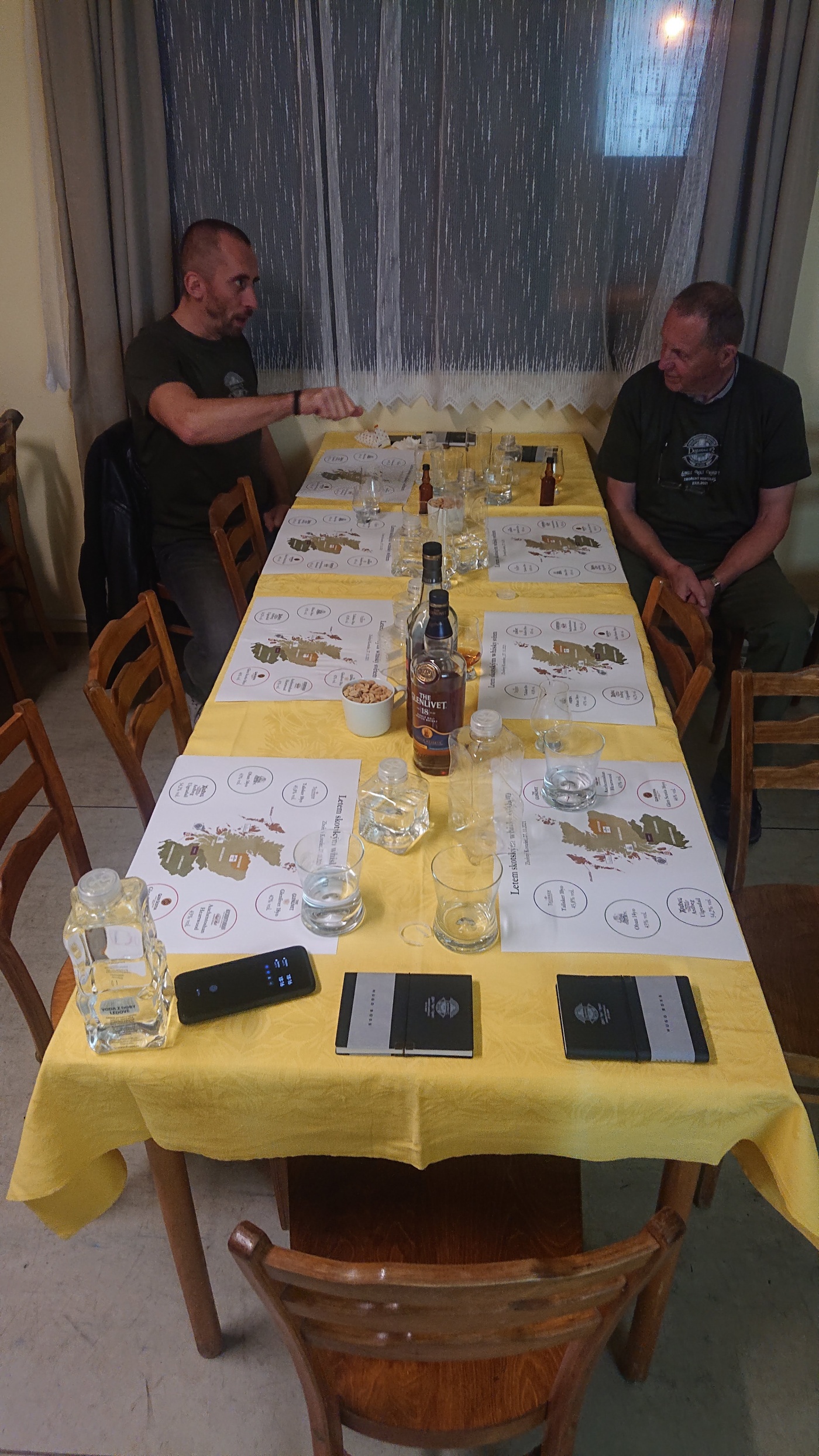 Degustace DDS # 2 - Letem (nejen) skotsk�m whisky sv�tem
Zbo�e��k (Zbo�en� Kostelec) - 27.11.2021
DDS SSaM (Divize degusta�n�ch specialist� Spolku Sb�ratel� alkoholick�ch Miniatur)
Auchentoshan Heartwood - The Glenlivet 18yo - Oban 14yo - Glen Scotia 16yo - Talisker 10yo - Ardbeg Uigeadail