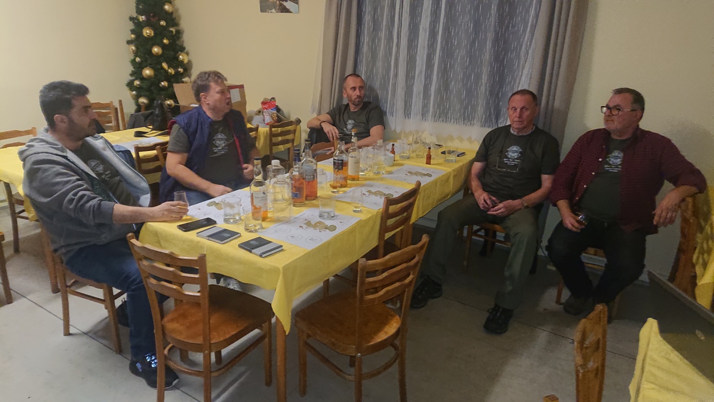 Degustace DDS # 2 - Letem (nejen) skotsk�m whisky sv�tem
Zbo�e��k (Zbo�en� Kostelec) - 27.11.2021
DDS SSaM (Divize degusta�n�ch specialist� Spolku Sb�ratel� alkoholick�ch Miniatur)
Auchentoshan Heartwood - The Glenlivet 18yo - Oban 14yo - Glen Scotia 16yo - Talisker 10yo - Ardbeg Uigeadail