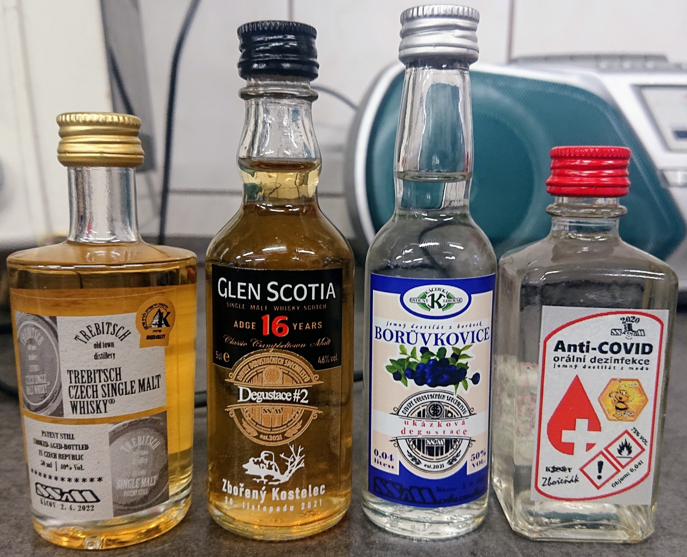 Uk�zkov� degustace - SSaMohonka z �u�oriedky
K�cov - 2.4.2022
DDS SSaM (Divize degusta�n�ch specialist� Spolku Sb�ratel� alkoholick�ch Miniatur)
P�lenice K�covka Ovocn� lihovar: Bor�vkovice - Calvados - Bor�vka - Vi�e� - �ern� Bez - Malinovice - Destil�t z medu - Starok�covsk� �tr�dlovice - Hru�kovice - Datlovice - Meru�kovice - T�e��ovice - Broskvovice