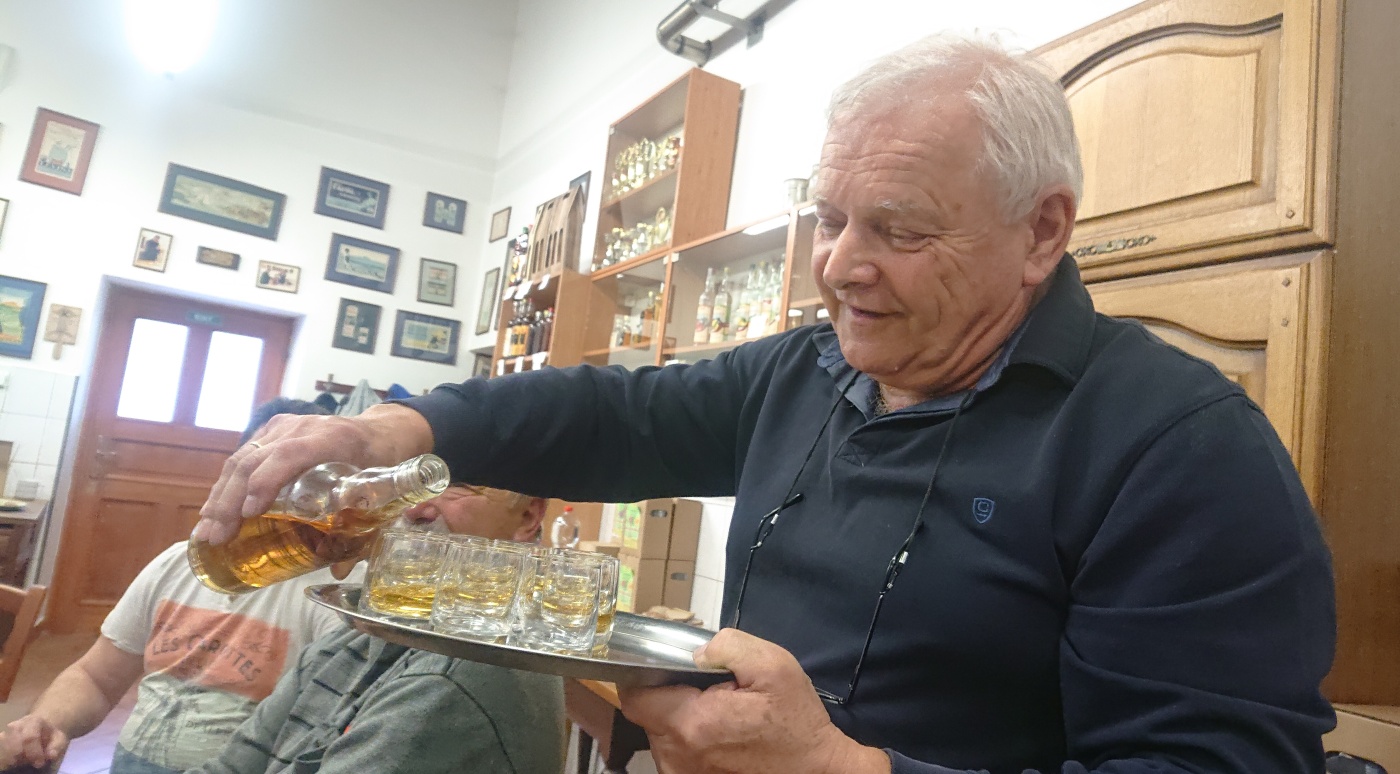 Uk�zkov� degustace - SSaMohonka z �u�oriedky
K�cov - 2.4.2022
DDS SSaM (Divize degusta�n�ch specialist� Spolku Sb�ratel� alkoholick�ch Miniatur)
P�lenice K�covka Ovocn� lihovar: Bor�vkovice - Calvados - Bor�vka - Vi�e� - �ern� Bez - Malinovice - Destil�t z medu - Starok�covsk� �tr�dlovice - Hru�kovice - Datlovice - Meru�kovice - T�e��ovice - Broskvovice