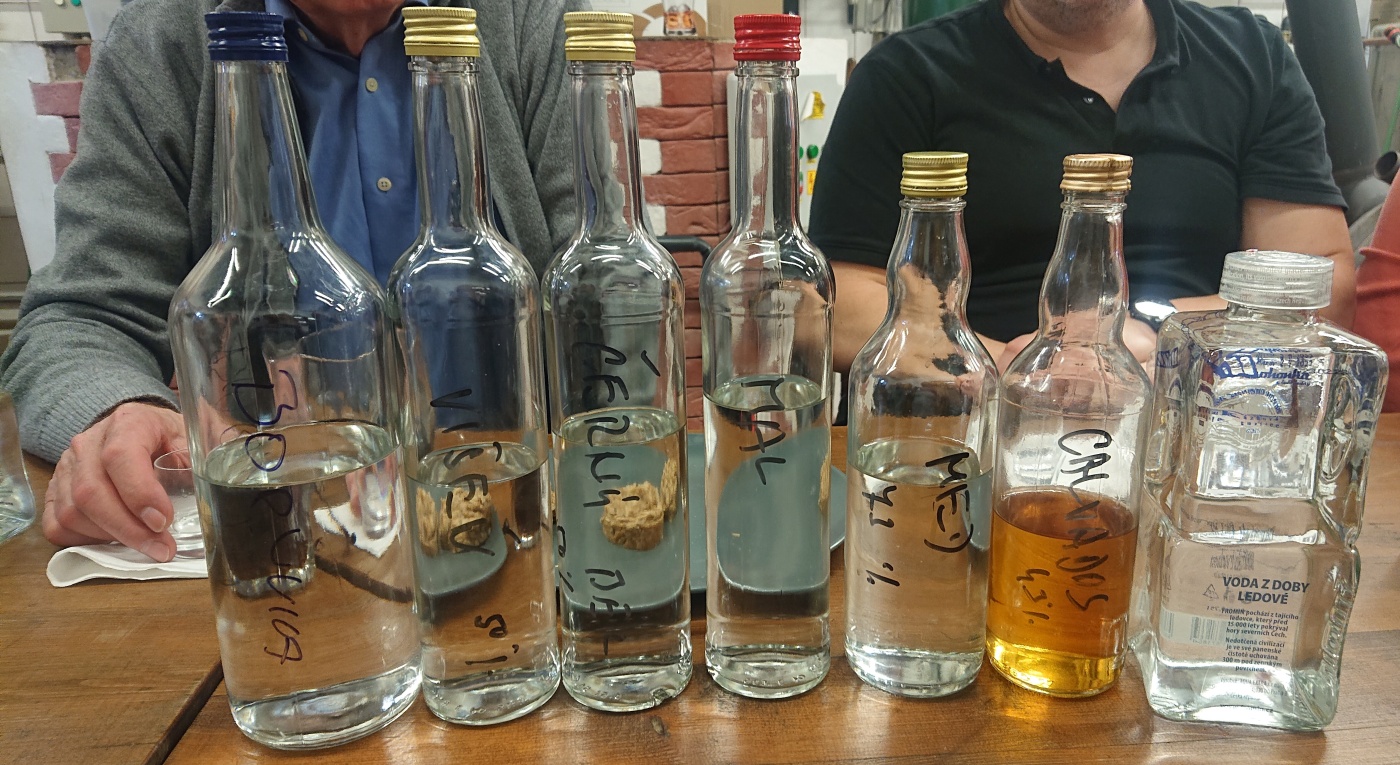 Uk�zkov� degustace - SSaMohonka z �u�oriedky
K�cov - 2.4.2022
DDS SSaM (Divize degusta�n�ch specialist� Spolku Sb�ratel� alkoholick�ch Miniatur)
P�lenice K�covka Ovocn� lihovar: Bor�vkovice - Calvados - Bor�vka - Vi�e� - �ern� Bez - Malinovice - Destil�t z medu - Starok�covsk� �tr�dlovice - Hru�kovice - Datlovice - Meru�kovice - T�e��ovice - Broskvovice