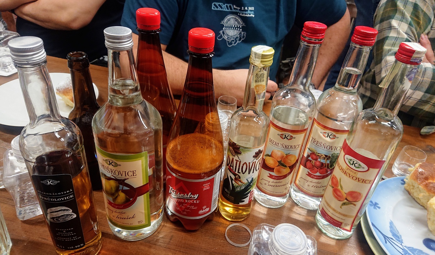 Uk�zkov� degustace - SSaMohonka z �u�oriedky
K�cov - 2.4.2022
DDS SSaM (Divize degusta�n�ch specialist� Spolku Sb�ratel� alkoholick�ch Miniatur)
P�lenice K�covka Ovocn� lihovar: Bor�vkovice - Calvados - Bor�vka - Vi�e� - �ern� Bez - Malinovice - Destil�t z medu - Starok�covsk� �tr�dlovice - Hru�kovice - Datlovice - Meru�kovice - T�e��ovice - Broskvovice