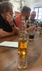 Uk�zkov� degustace - SSaMohonka z �u�oriedky
K�cov - 2.4.2022
DDS SSaM (Divize degusta�n�ch specialist� Spolku Sb�ratel� alkoholick�ch Miniatur)
P�lenice K�covka Ovocn� lihovar: Bor�vkovice - Calvados - Bor�vka - Vi�e� - �ern� Bez - Malinovice - Destil�t z medu - Starok�covsk� �tr�dlovice - Hru�kovice - Datlovice - Meru�kovice - T�e��ovice - Broskvovice