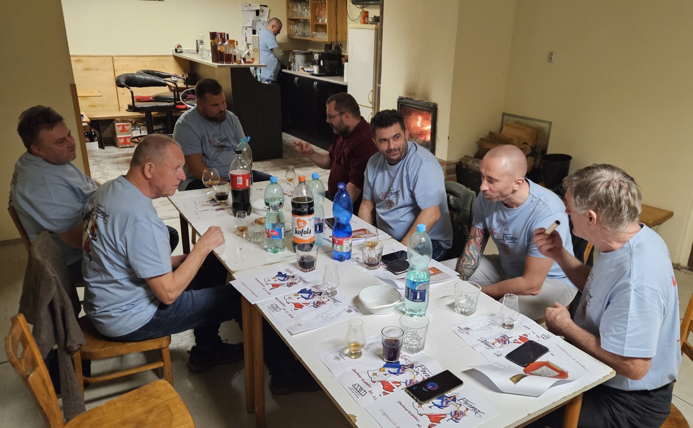 Degustace DDS # 8 - Vive la France
Zbo�en� Kostelec - 30.11.2024
DDS SSaM (Divize degusta�n�ch specialist� Spolku Sb�ratel� alkoholick�ch Miniatur)
Gautier cognac Pinar Del Rio exclusive cigar blend XO - Hardy cognac Legend 1863 - Godet cognac XO Fine Champagne - Bas-Armagnac Delord Hors d` Age - Domaine Tariquet XO Bas-Armagnac - Hennesy Very Special cognac