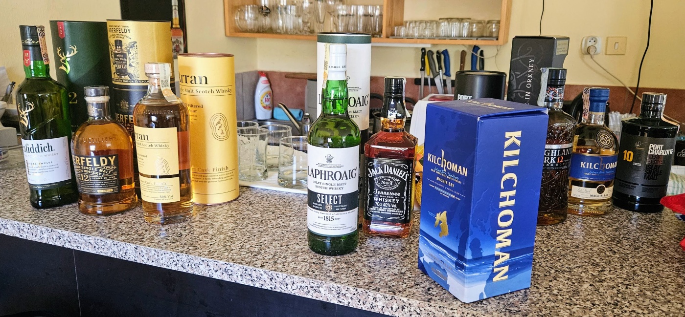 Degustace DDS # 5 - Vy(Whi)sok� �kola �ivota
Zbo�en� Kostelec - 12.8.2023
DDS SSaM (Divize degusta�n�ch specialist� Spolku Sb�ratel� alkoholick�ch Miniatur)
Whisky Ginger (Tullamore Dew) - Old Fashioned (Jack Daniel`s) - Dimple 15yo blended whisky - Glenfiddich 12yo single malt whisky - Aberfeldy 12yo single malt whisky - Arran Sauternes cask finish single malt whisky - Penicillin (Ballantines fines`t, Laphroaigh islay single malt scotch whisky) - Highland Park 12yo single malt whisky - Kilchoman Machir Bay single malt whisky - Port Charlotte Heavily Peated single malt whisky