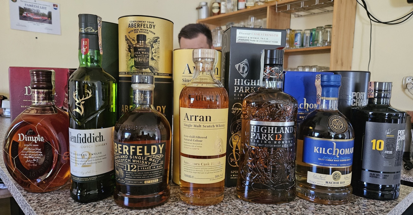 Degustace DDS # 5 - Vy(Whi)sok� �kola �ivota
Zbo�en� Kostelec - 12.8.2023
DDS SSaM (Divize degusta�n�ch specialist� Spolku Sb�ratel� alkoholick�ch Miniatur)
Whisky Ginger (Tullamore Dew) - Old Fashioned (Jack Daniel`s) - Dimple 15yo blended whisky - Glenfiddich 12yo single malt whisky - Aberfeldy 12yo single malt whisky - Arran Sauternes cask finish single malt whisky - Penicillin (Ballantines fines`t, Laphroaigh islay single malt scotch whisky) - Highland Park 12yo single malt whisky - Kilchoman Machir Bay single malt whisky - Port Charlotte Heavily Peated single malt whisky