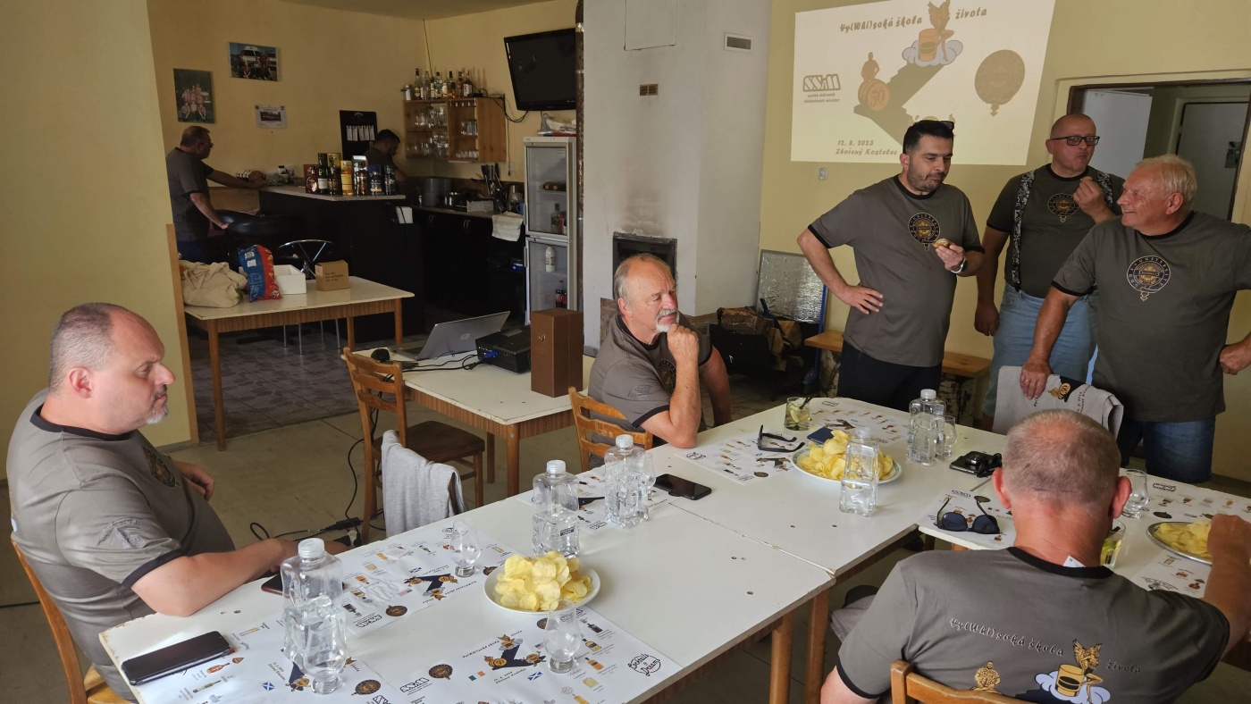 Degustace DDS # 5 - Vy(Whi)sok� �kola �ivota
Zbo�en� Kostelec - 12.8.2023
DDS SSaM (Divize degusta�n�ch specialist� Spolku Sb�ratel� alkoholick�ch Miniatur)
Whisky Ginger (Tullamore Dew) - Old Fashioned (Jack Daniel`s) - Dimple 15yo blended whisky - Glenfiddich 12yo single malt whisky - Aberfeldy 12yo single malt whisky - Arran Sauternes cask finish single malt whisky - Penicillin (Ballantines fines`t, Laphroaigh islay single malt scotch whisky) - Highland Park 12yo single malt whisky - Kilchoman Machir Bay single malt whisky - Port Charlotte Heavily Peated single malt whisky