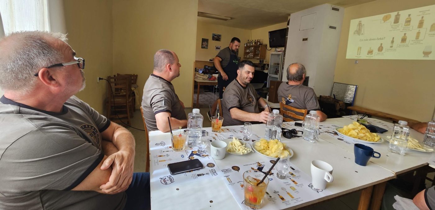 Degustace DDS # 5 - Vy(Whi)sok� �kola �ivota
Zbo�en� Kostelec - 12.8.2023
DDS SSaM (Divize degusta�n�ch specialist� Spolku Sb�ratel� alkoholick�ch Miniatur)
Whisky Ginger (Tullamore Dew) - Old Fashioned (Jack Daniel`s) - Dimple 15yo blended whisky - Glenfiddich 12yo single malt whisky - Aberfeldy 12yo single malt whisky - Arran Sauternes cask finish single malt whisky - Penicillin (Ballantines fines`t, Laphroaigh islay single malt scotch whisky) - Highland Park 12yo single malt whisky - Kilchoman Machir Bay single malt whisky - Port Charlotte Heavily Peated single malt whisky