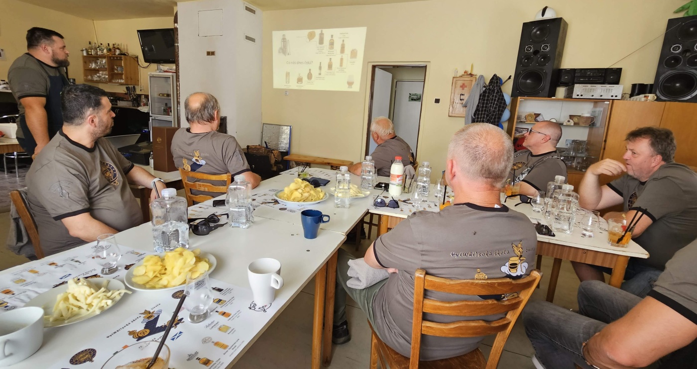 Degustace DDS # 5 - Vy(Whi)sok� �kola �ivota
Zbo�en� Kostelec - 12.8.2023
DDS SSaM (Divize degusta�n�ch specialist� Spolku Sb�ratel� alkoholick�ch Miniatur)
Whisky Ginger (Tullamore Dew) - Old Fashioned (Jack Daniel`s) - Dimple 15yo blended whisky - Glenfiddich 12yo single malt whisky - Aberfeldy 12yo single malt whisky - Arran Sauternes cask finish single malt whisky - Penicillin (Ballantines fines`t, Laphroaigh islay single malt scotch whisky) - Highland Park 12yo single malt whisky - Kilchoman Machir Bay single malt whisky - Port Charlotte Heavily Peated single malt whisky