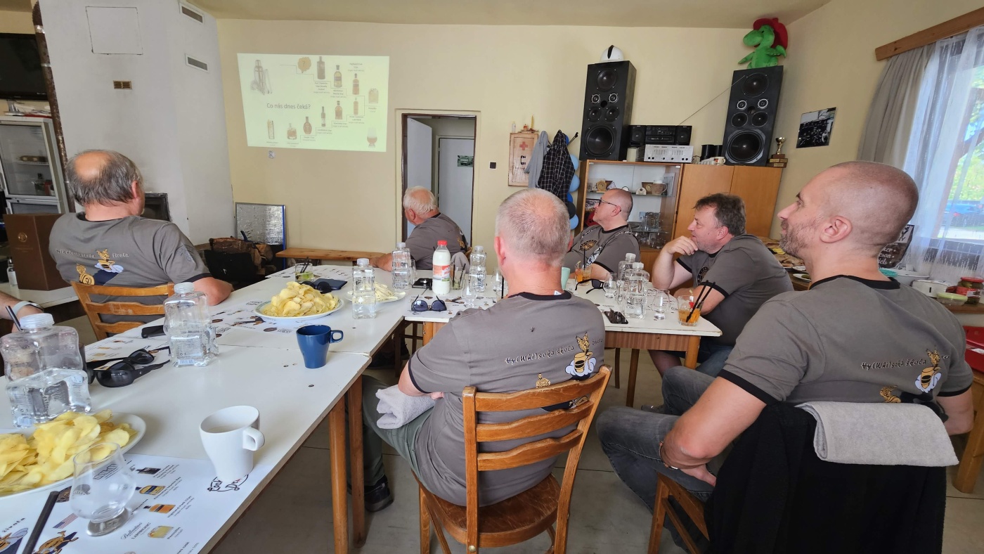 Degustace DDS # 5 - Vy(Whi)sok� �kola �ivota
Zbo�en� Kostelec - 12.8.2023
DDS SSaM (Divize degusta�n�ch specialist� Spolku Sb�ratel� alkoholick�ch Miniatur)
Whisky Ginger (Tullamore Dew) - Old Fashioned (Jack Daniel`s) - Dimple 15yo blended whisky - Glenfiddich 12yo single malt whisky - Aberfeldy 12yo single malt whisky - Arran Sauternes cask finish single malt whisky - Penicillin (Ballantines fines`t, Laphroaigh islay single malt scotch whisky) - Highland Park 12yo single malt whisky - Kilchoman Machir Bay single malt whisky - Port Charlotte Heavily Peated single malt whisky