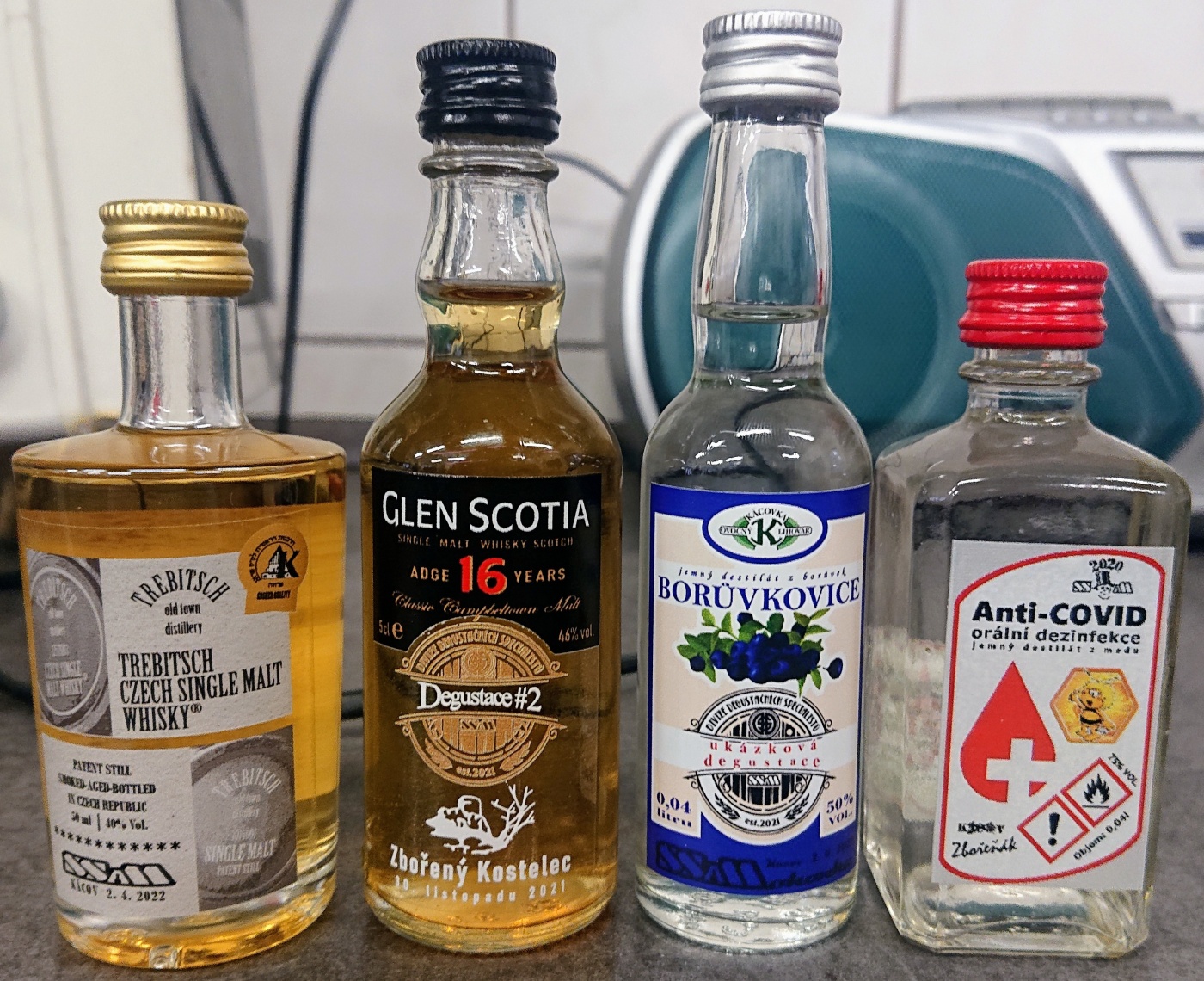 14. v�ro�n� �lensk� sch�ze SSaM
K�cov - 2.4.2022
Trebitsch Czech single malt whisky
Glen Scotia aged 16 years
jemn� destil�t z bor�vek Bor�vkovice
Anti-COVID or�ln� dezinfekce jemn� detil�t z medu