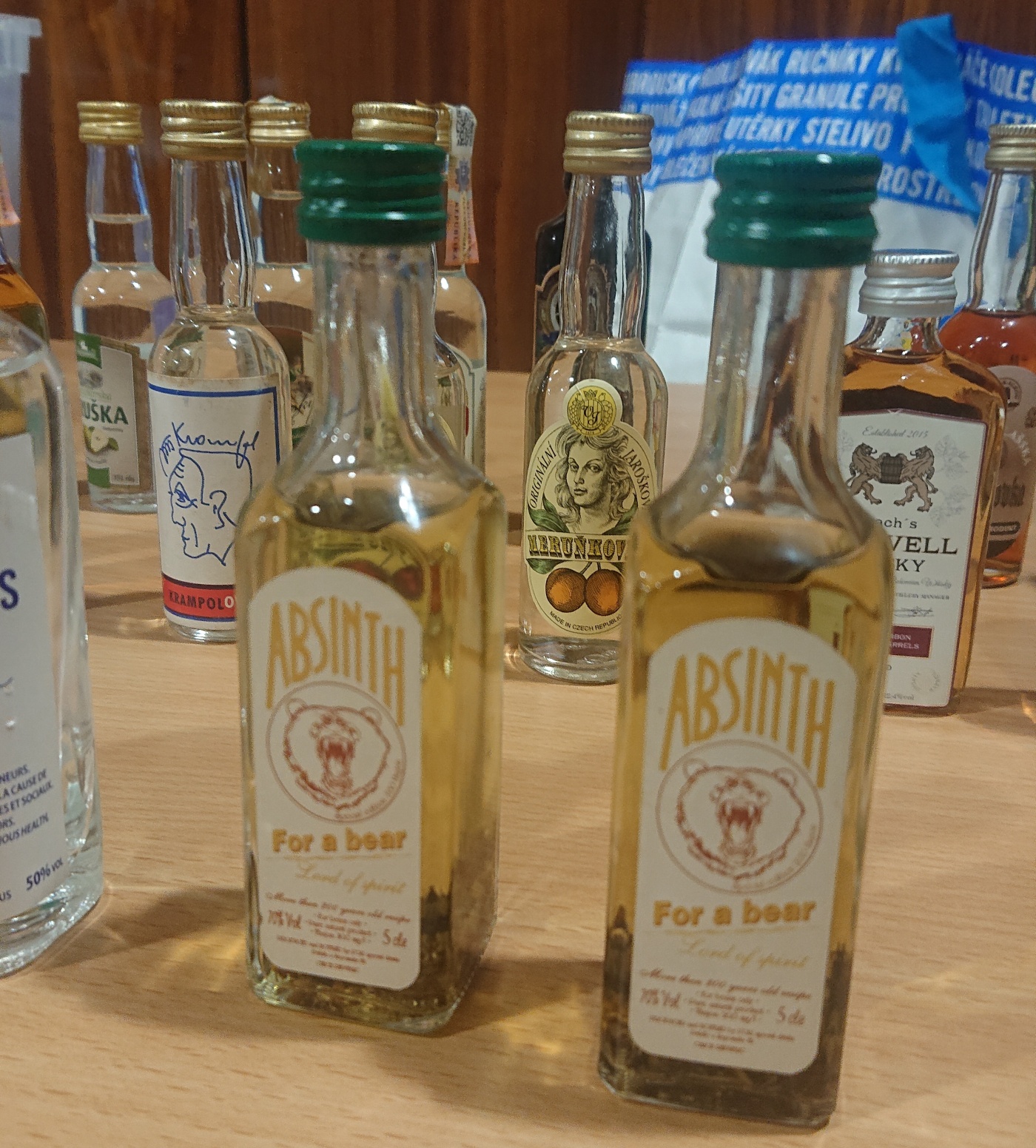 Burza minif�a�ti�iek alkoholu - Minibottles collectors meeting
Praha - 21.5.2022
SSaM - Spolek Sb�ratel� alkoholick�ch Miniatur
Absinth
For a bear