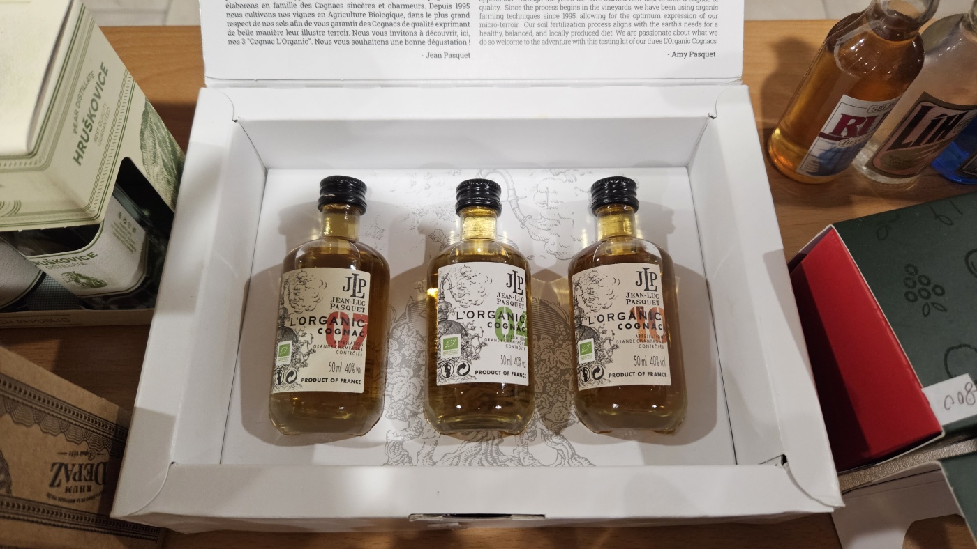 Burza minif�a�ti�iek alkoholu - Minibottles collectors meeting
Praha - 25.11.2023
SSaM - Spolek Sb�ratel� alkoholick�ch Miniatur
JLP
L`Organic cognac