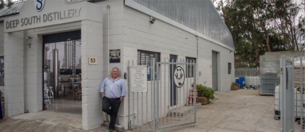 Ji�n� Afrika: lihoviny s tu���kem stoj�c�m na hlav�
lahvi�k��.cz 2/2022