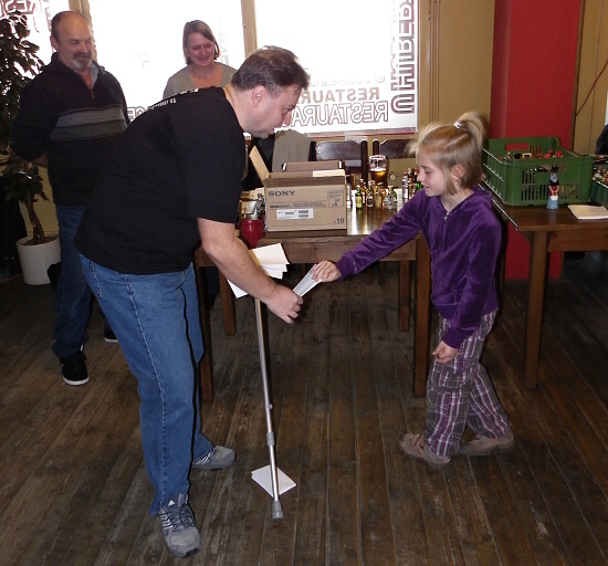 Burza SSaM (Praha 26.11.2011) - fotografie
�rebovanie S��a�e o kr�snu miniat�rku vodky z limitovanej ed�cie